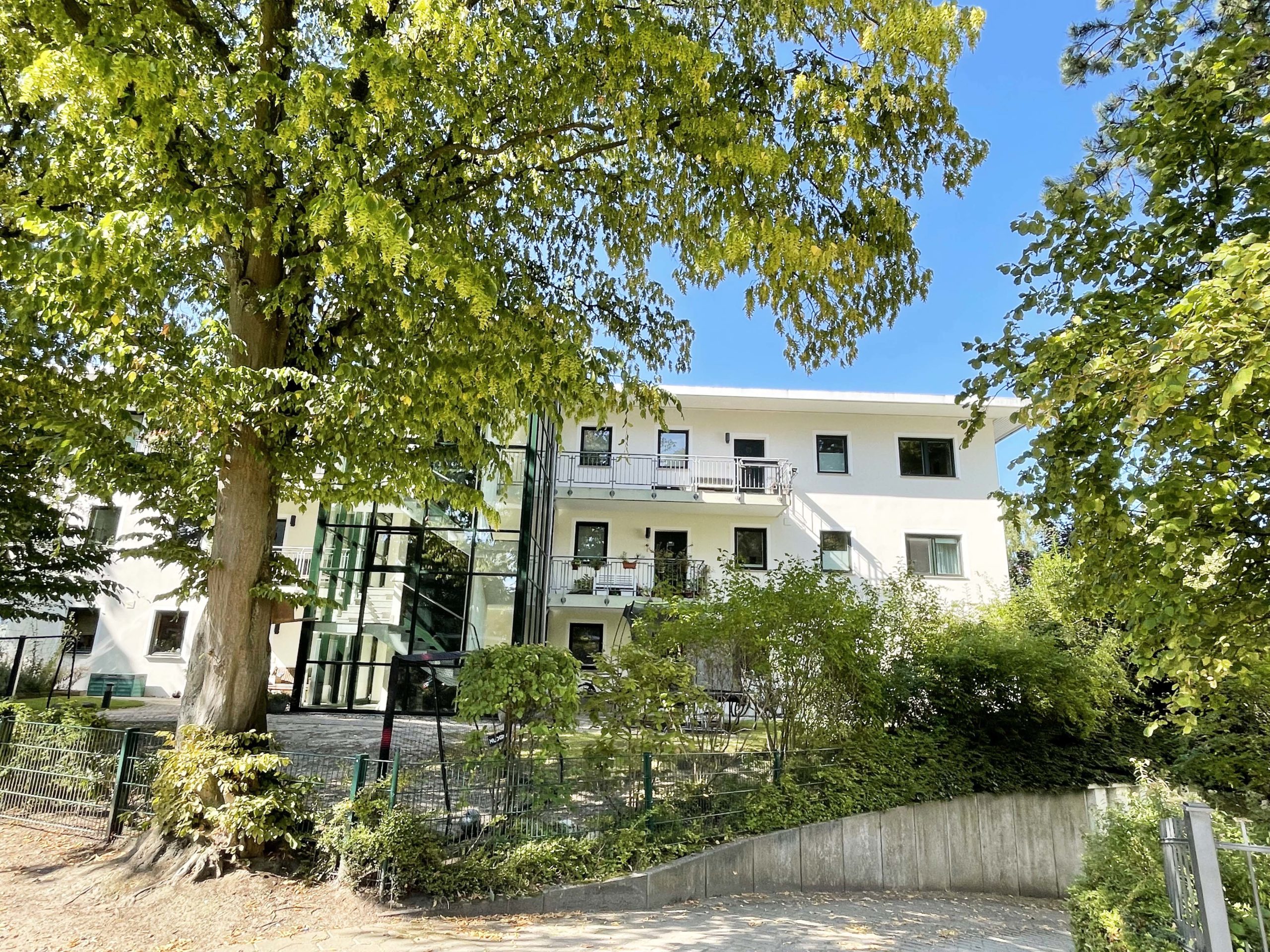 Lichtdurchflutete Wohnung im 2. Obergeschoss mit Westbalkon und Fahrstuhl