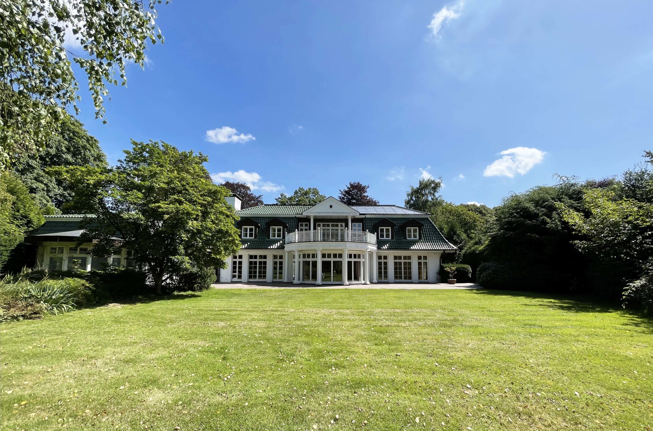 Klassische Eleganz: Villa auf einem parkähnlichen Grundstück im grünen Stadtteil Hamburg – Ohlstedt